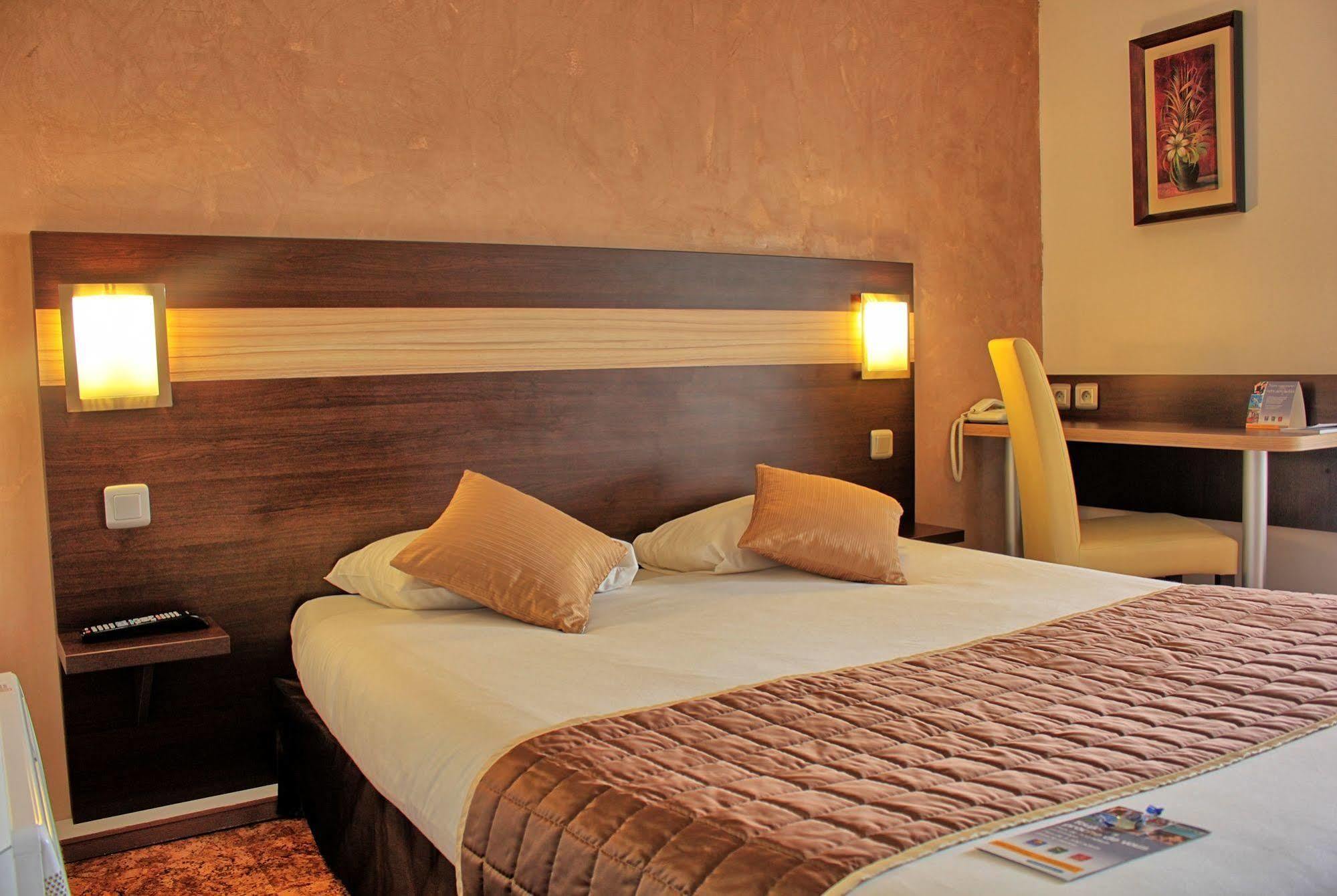 Contact Hotel Restaurant La Chaumiere Entre Orgeval Et Flins A13 Sortie 8 Ле-Мюро Экстерьер фото